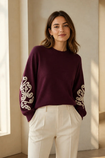 Modella con Maglia Aurora borgogna abbinata a pantaloni chiari