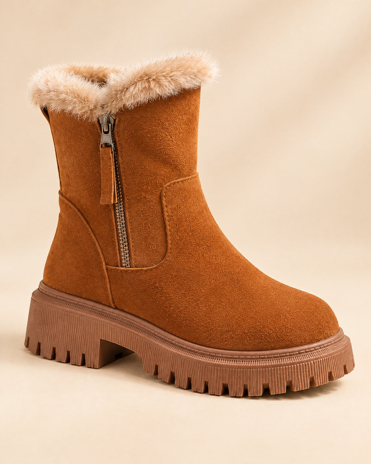 Stivaletto Cortina con collo effetto pelliccia, zip laterale e suola carrarmato